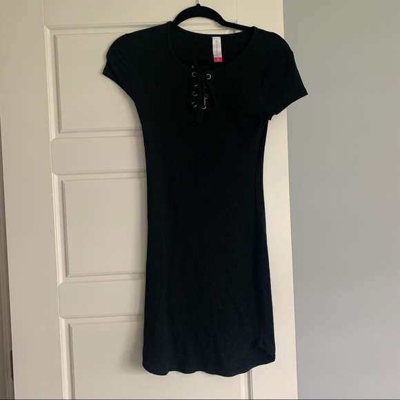 No boundaries black dress with laced up chest - Picture 2 of 3
